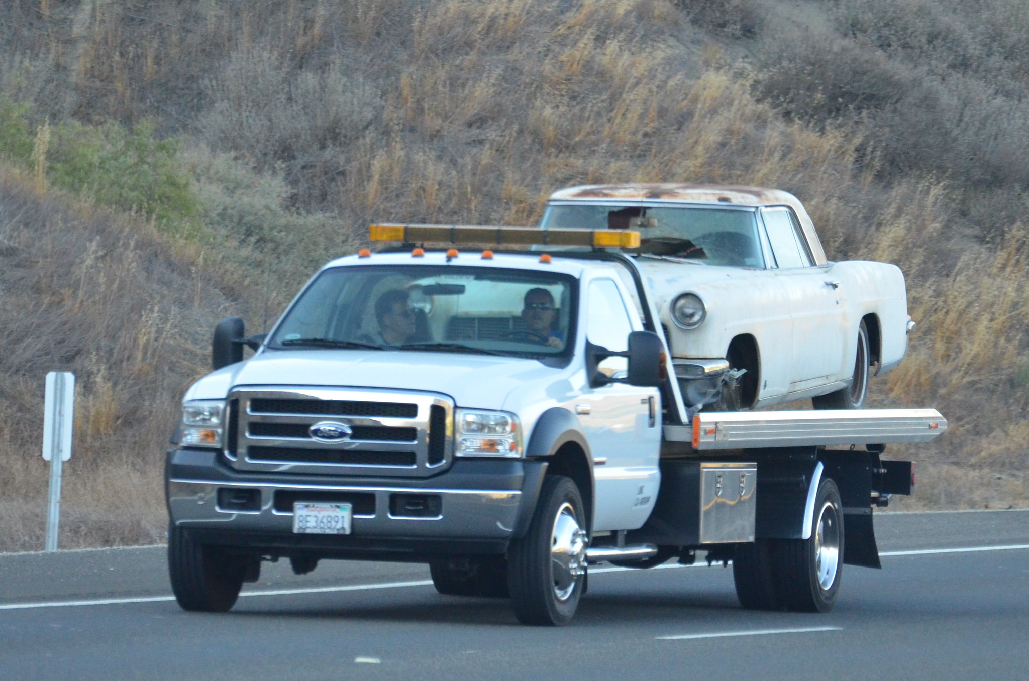 Read more about the article Securing The Car On A Flatbed Tow Truck