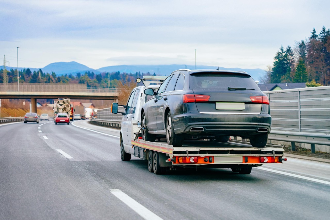 Read more about the article Long-Distance Towing vs. Local Car Towing Minneapolis: What’s the Difference?