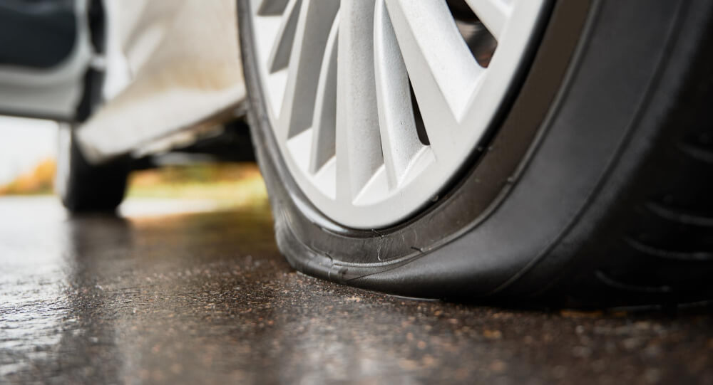 You are currently viewing Tire Blowout on Highway: Safe Emergency Response When You Can’t Pull Over