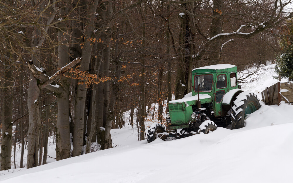 You are currently viewing Tractor or Trailer Stuck in Snow or Ice: Safe Steps to Prevent Damage and Get Unstuck